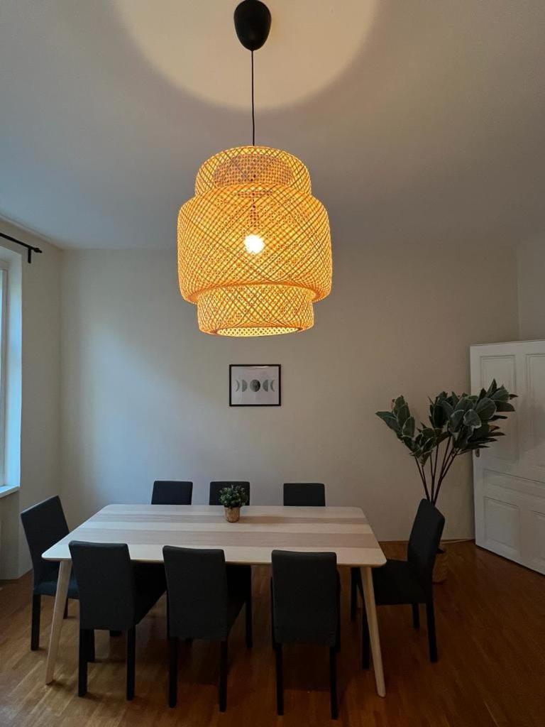 90 M2 Spacious With Free Parking Apartment Wien