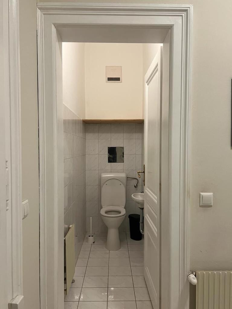 90 M2 Spacious With Free Parking Apartment Wien