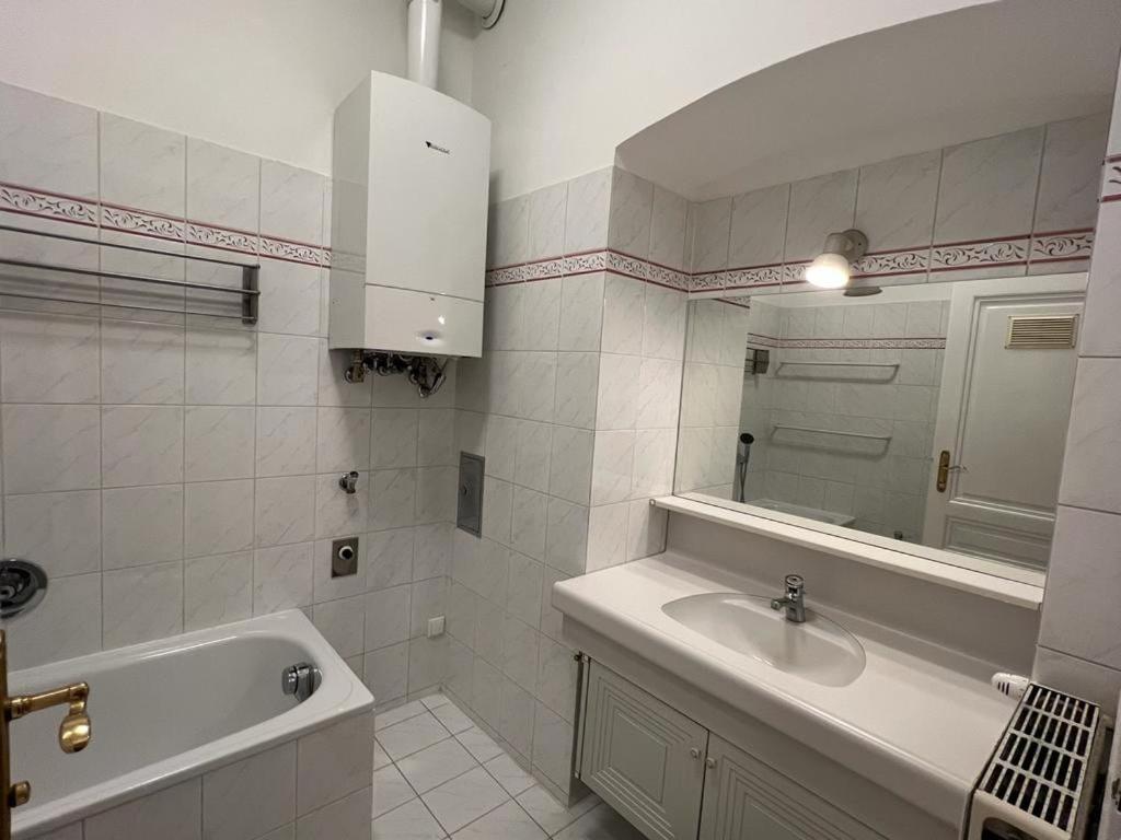 Apartment 90 M2 Spacious With Free Parking Wien